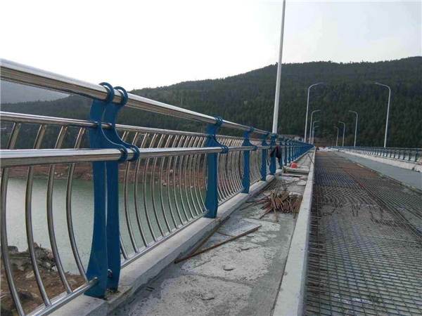 荆门不锈钢桥梁护栏的特点及其在桥梁安全中的重要作用