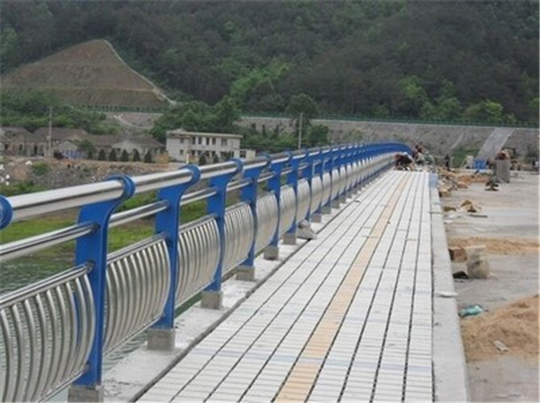 荆门不锈钢桥梁护栏的特性及其在现代建筑中的应用